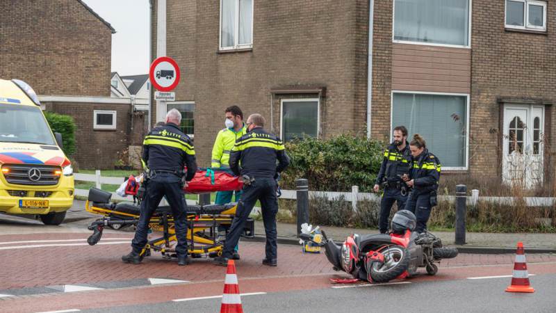 Scooterrijder gewond na aanrijding Julianastraat