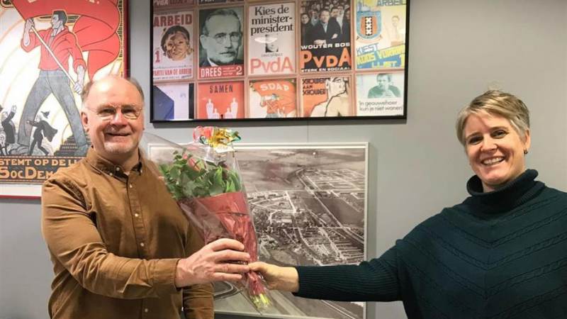 Theo As ontvangt tulpen van PvdA