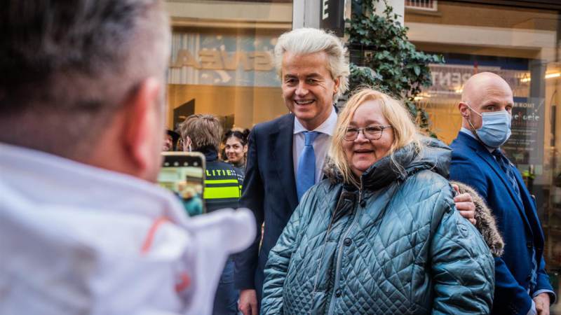 Geert Wilders deelt dieren voedselpakketten uit