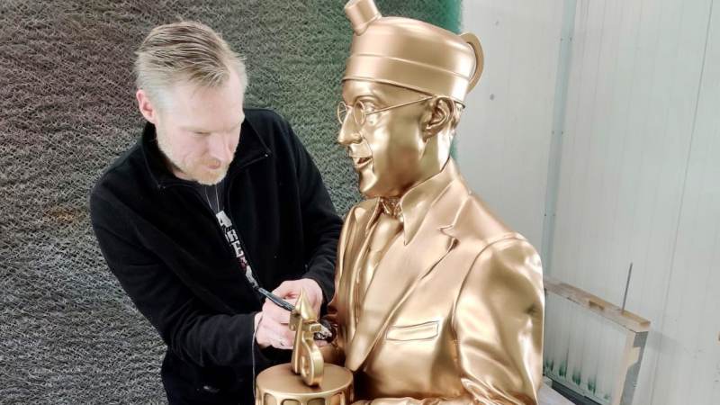 Ronald Bagijn brengt standbeeld André van Duin tot leven!
