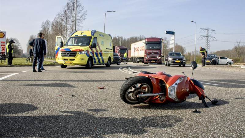 Bestuurder scooter gewond na ongeval