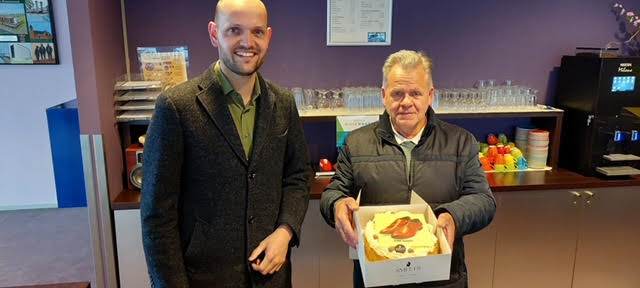 PvdA geeft taart aan Frans Wildenbeest