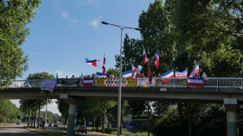 Demonstratieve vlaggenactie fietsviaduct Schenkel