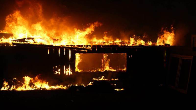 Uitslaande brand verwoest schuur in Vierpolders
