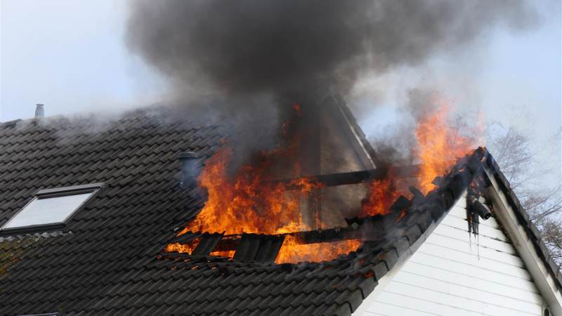 Uitslaande dakbrand bij woning in Hellevoetsluis