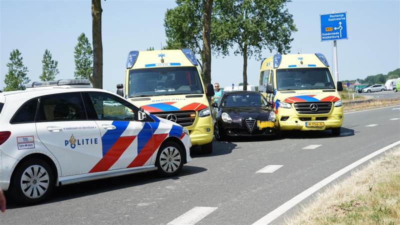 Botsing tussen ambulance en personenauto