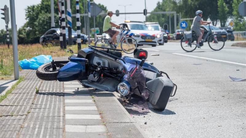 Scooterrijder zwaargewond na aanrijding met auto