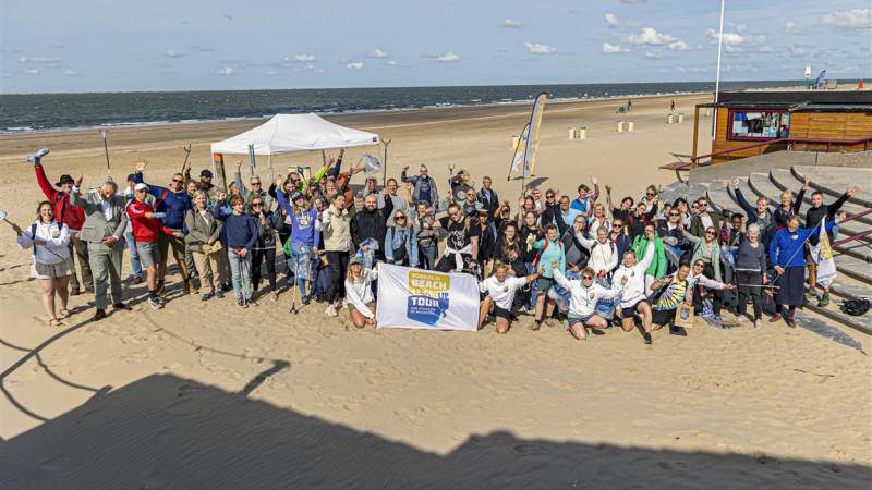 Vrijwilligers ruimen het strand op bij Rockanje
