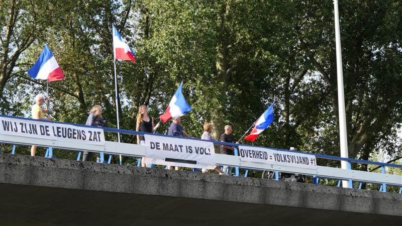 Demonstratie op viaduct in Hellevoetsluis