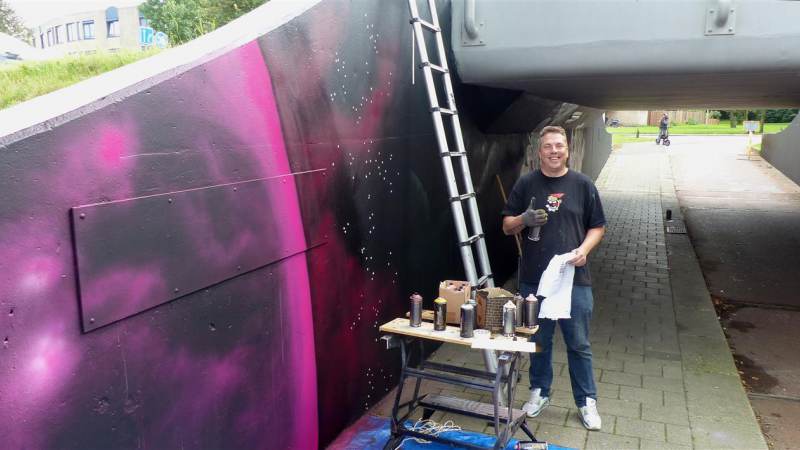 Graffitikunstenaars maken kunstwerk in tunneltje 