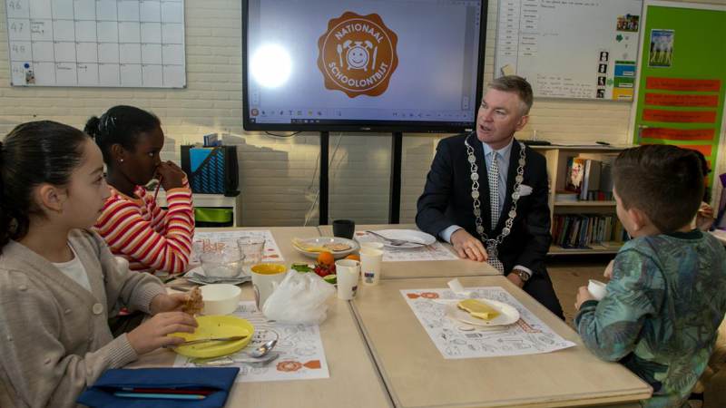 Burgemeester en wethouder ontbijten op school
