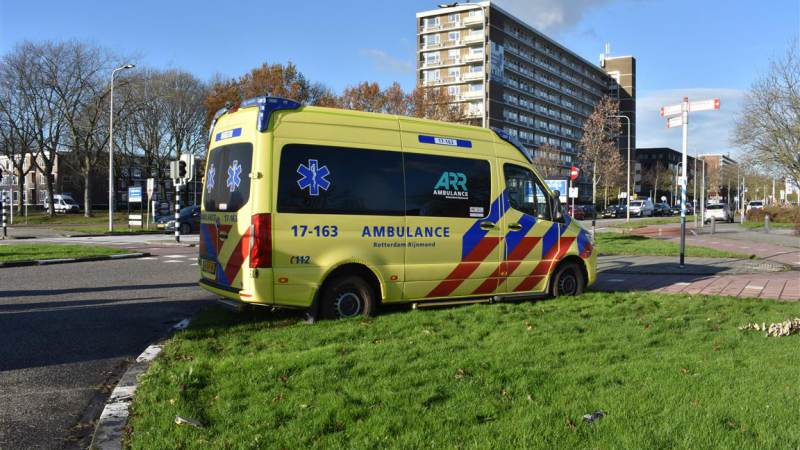 Ambulance rijdt zichzelf vast op weg naar melding