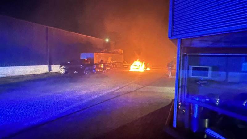 Personenauto verwoest na hevige brand