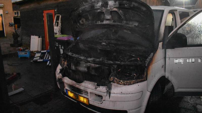 Bestelbus verwoest door brand in motorcompartiment
