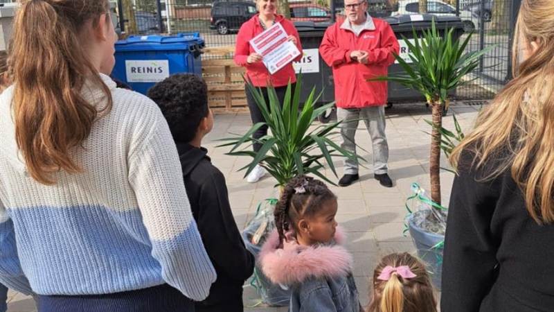 PvdA reikt boompjes uit aan scholen