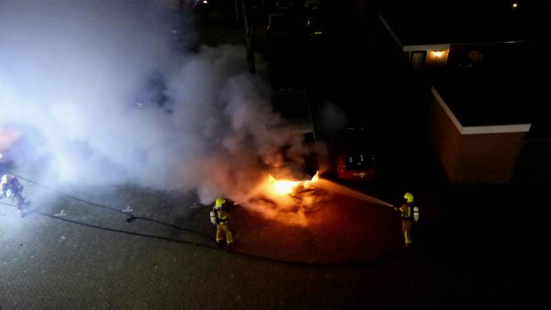 Brandweer rukt 's nachts uit voor autobrand 