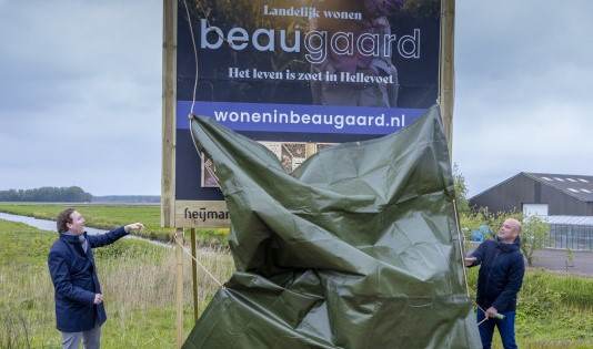 Wethouder Igor Bal onthult bouwbord Beaugaard 