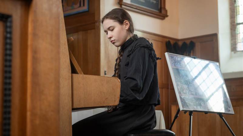 Oekraïense Sofiia (14) krijgt publiek even stil 