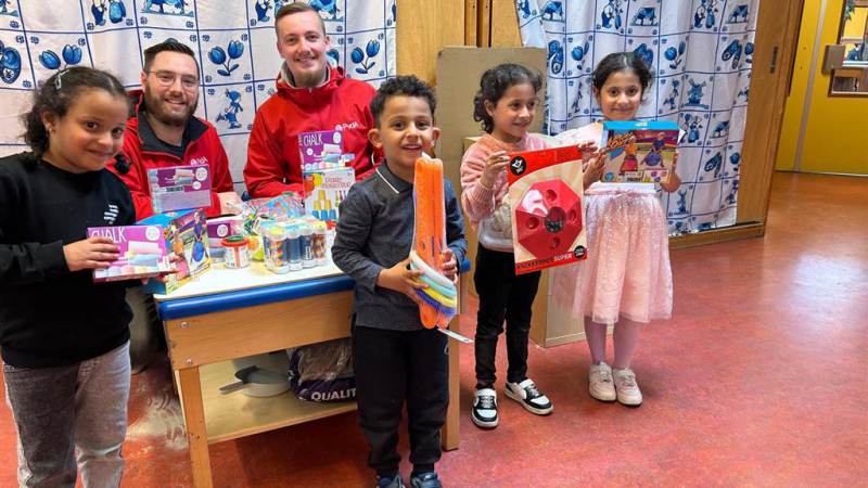PvdA deelt speelgoed uit op Taalschool de Kameleon