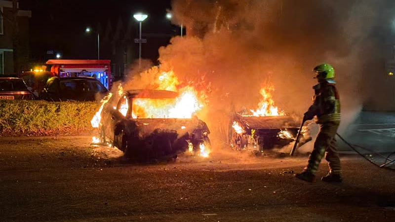 Twee voertuigen in brand op de Branding in Hellevoetsluis