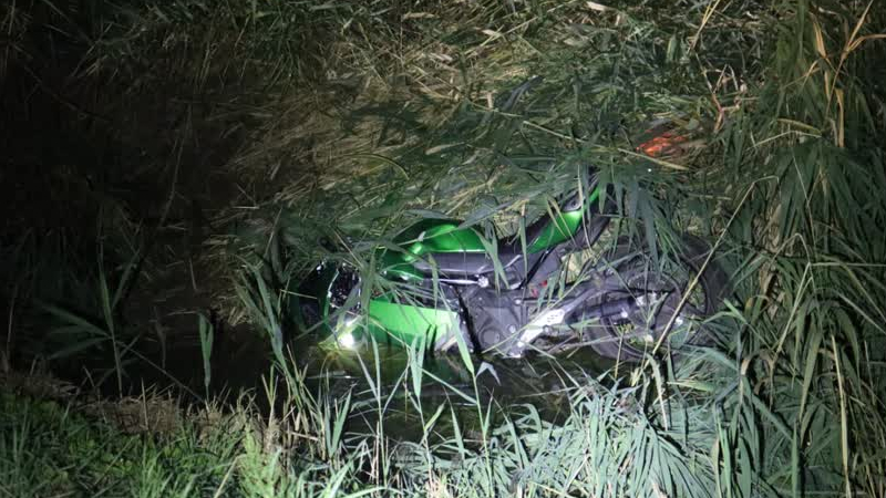 Motor belandt in sloot aan Maaswijkweg