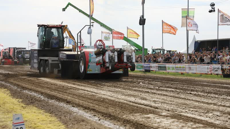 Brullende motoren en volle tribunes bij Tractor Pulling Oudenhoorn