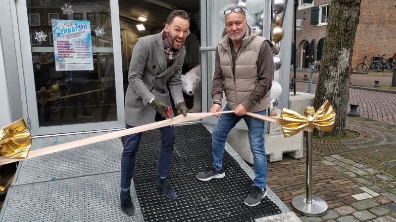 Burgemeester Scheepers opent schaatsbaan in Hellevoetsluis