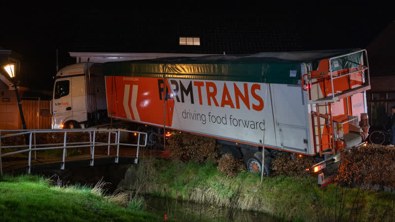 Vrachtwagen rijdt zich muurvast midden in dorp