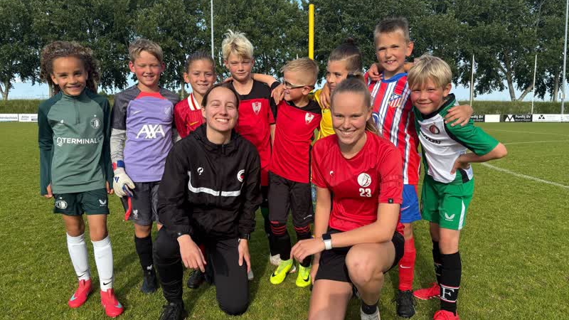 Speelsters Excelsior op bezoek bij VV Hekelingen