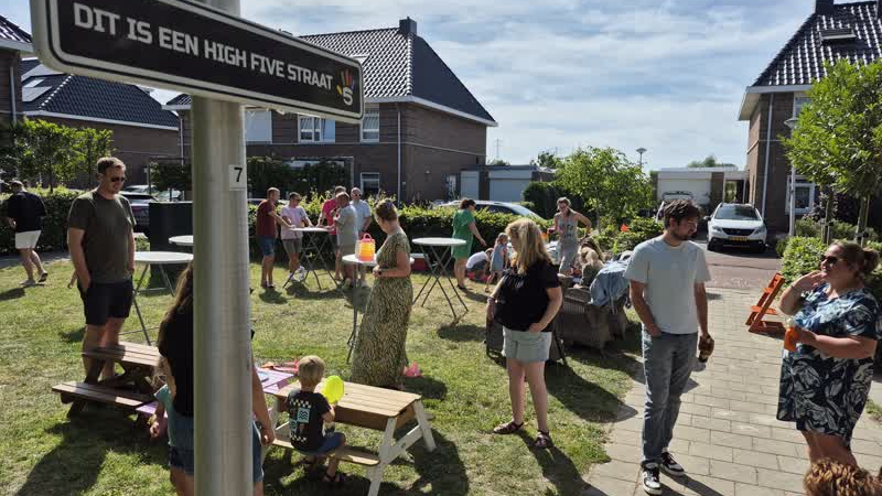 Zonnig pannenkoekenfeest in de Graaflandstraat: High Five Straat komt opnieuw samen
