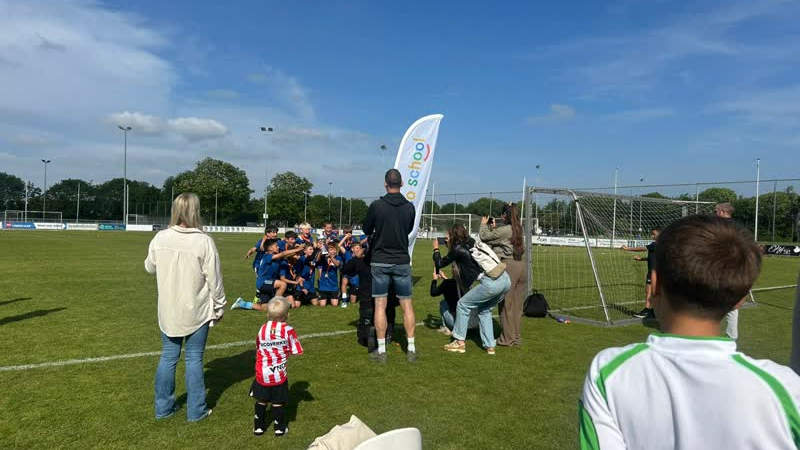 Zonnige sportdag tijdens regionale schoolvoetbalfinale in Zuidland
