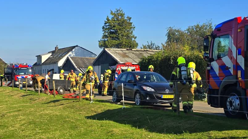 Brandweer schaalt op bij brand in loods