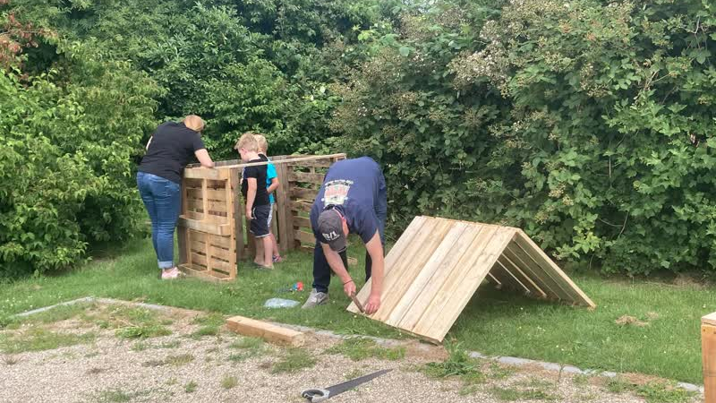 Huttenbouw keert terug in Hekelingen: ‘Belangrijk dat er activiteiten voor kinderen worden georganis