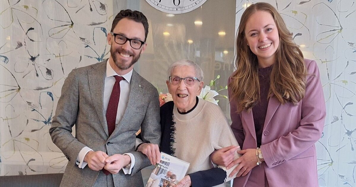 Eerste exemplaar brochure ‘Veilig en Vitaal in Voorne aan Zee’ overhandigd