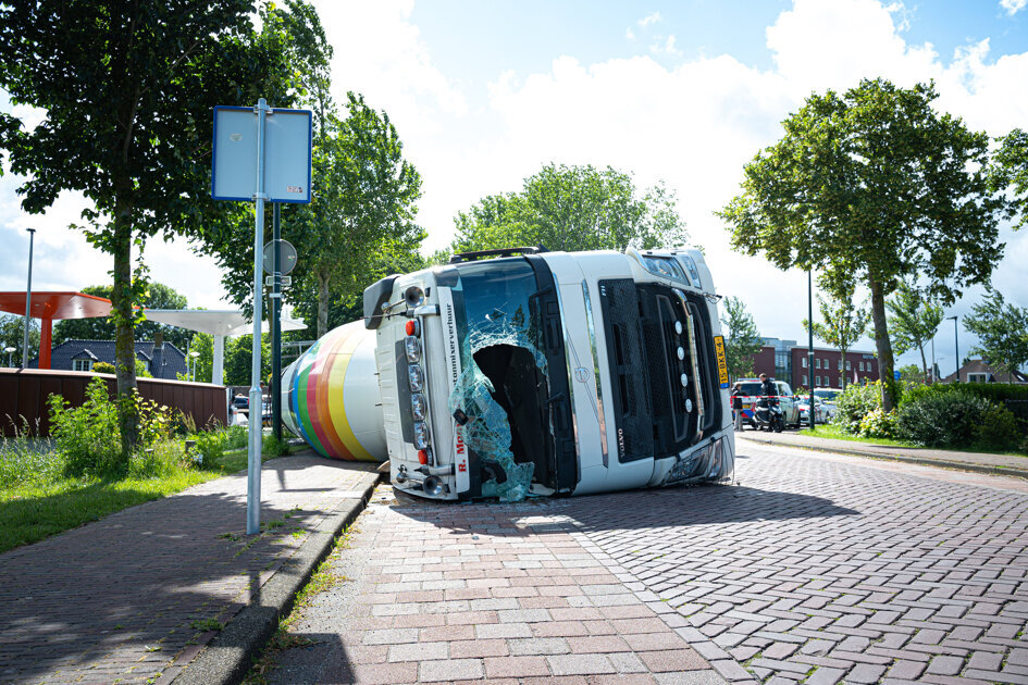 Thoelaverweg afgesloten na gekantelde betonwagen