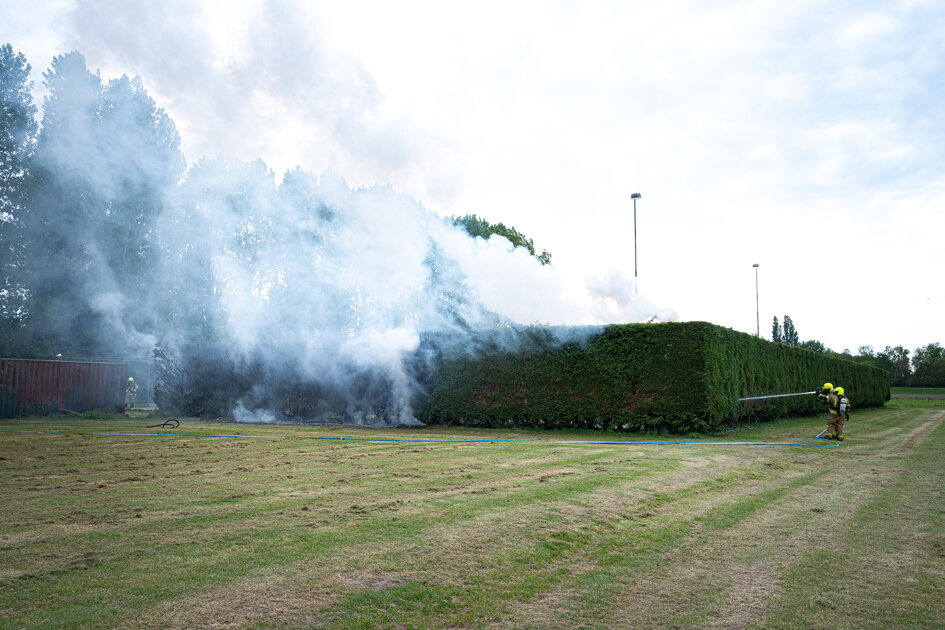 Heg vliegt in brand aan de Noorddijk in Geervliet