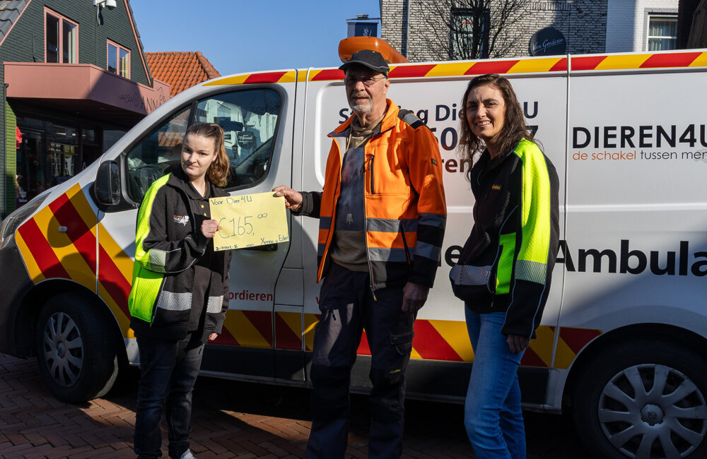 Dieren4u_ontvangt_geldbedrag_Xenna (2).jpg