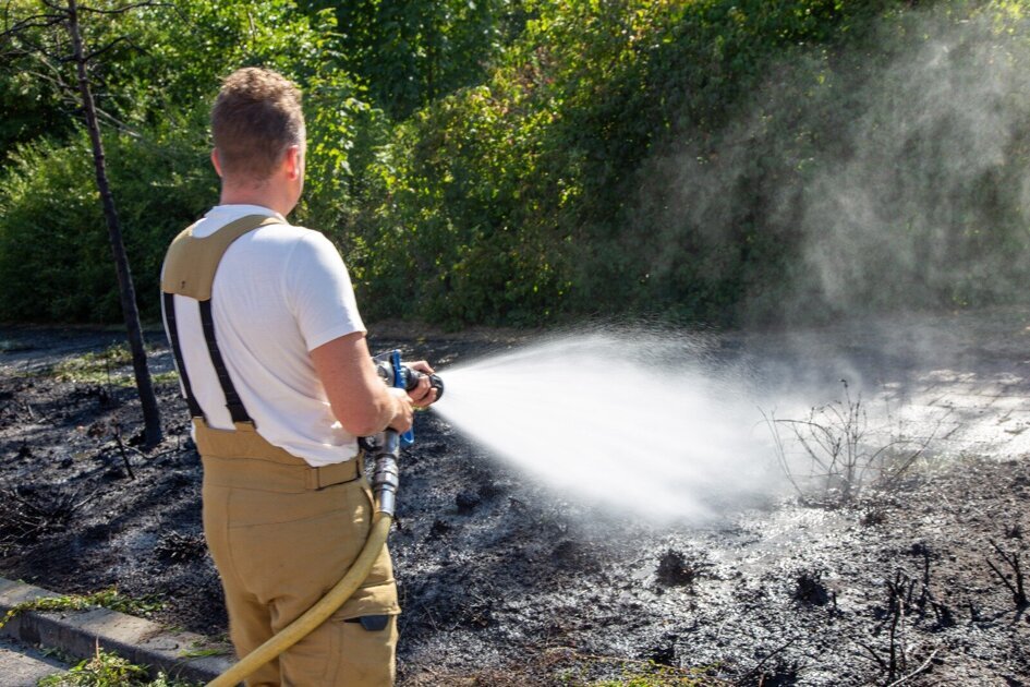 Plantsoen beschadigd door brand in Hellevoetsluis