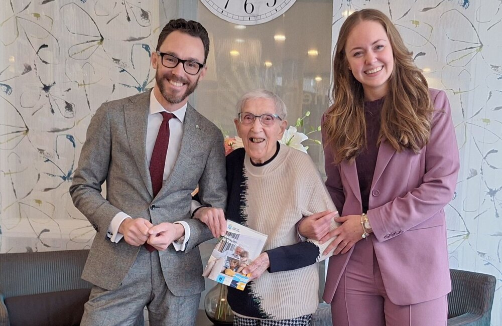 foto overhandiging brochure Vitaal en Veilig in VaZ.jpg