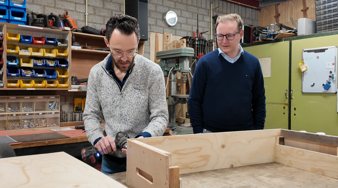 Burgemeester en wethouder aan de slag bij Hobbywerkplaats Westvoorne