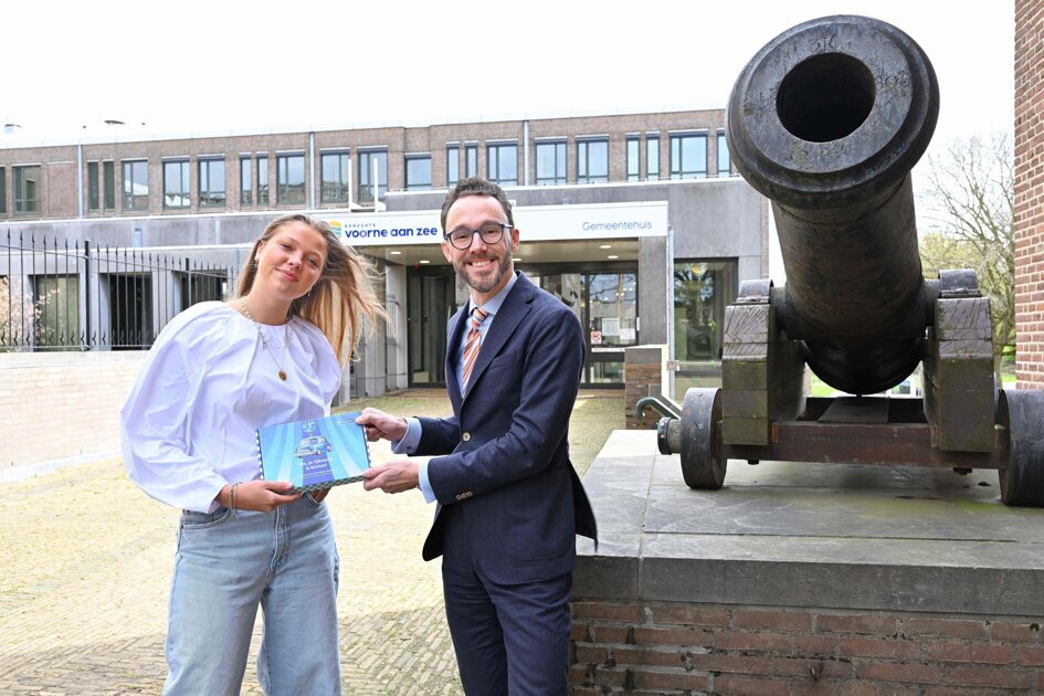 Burgemeester reikt eerste Rijbewijsbox uit in Voorne aan Zee