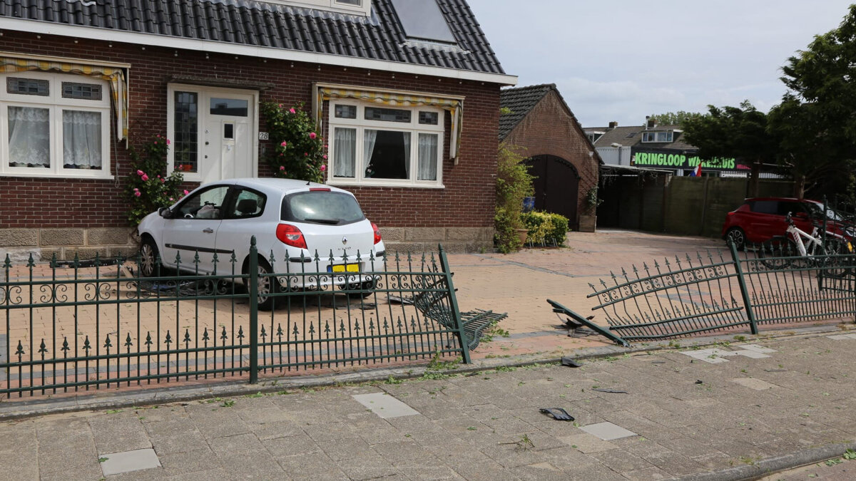 auto rijdt tuin in bij rotonde Hellevoetsluis