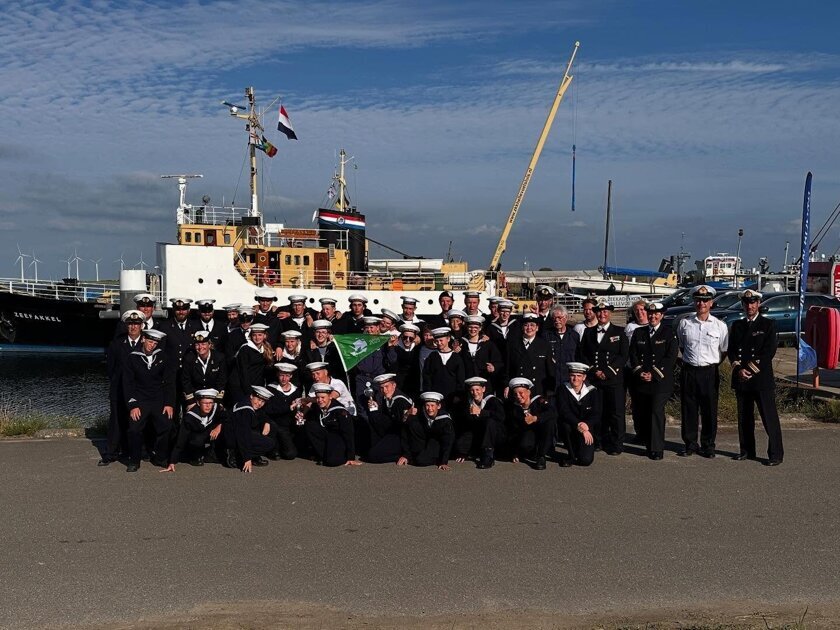 Twee zeekadetten van Korps Hellevoetsluis bij Dodenherdenking op de Dam