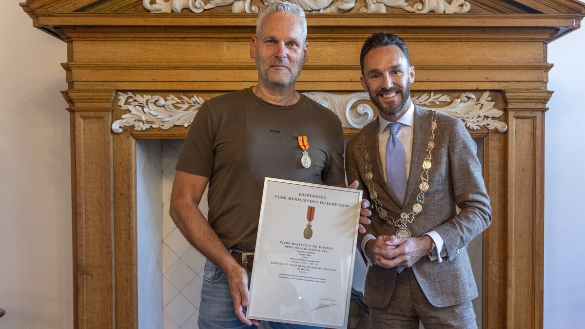 Bijzondere erepenning voor Leo IJdo uit handen van burgemeester Scheepers