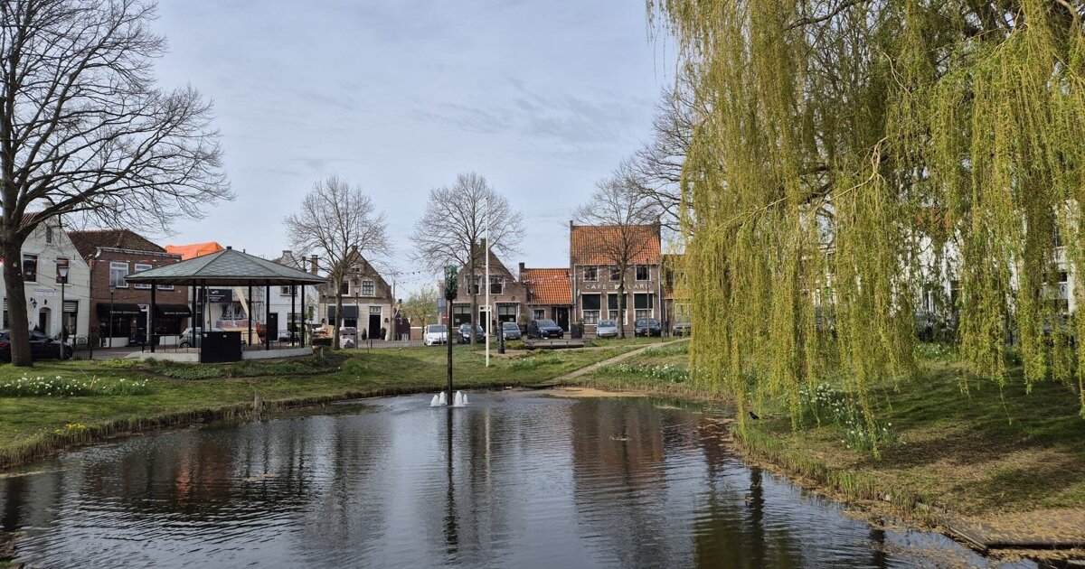 Rode vijver in Zuidland weer schoon na opvallende verkleuring