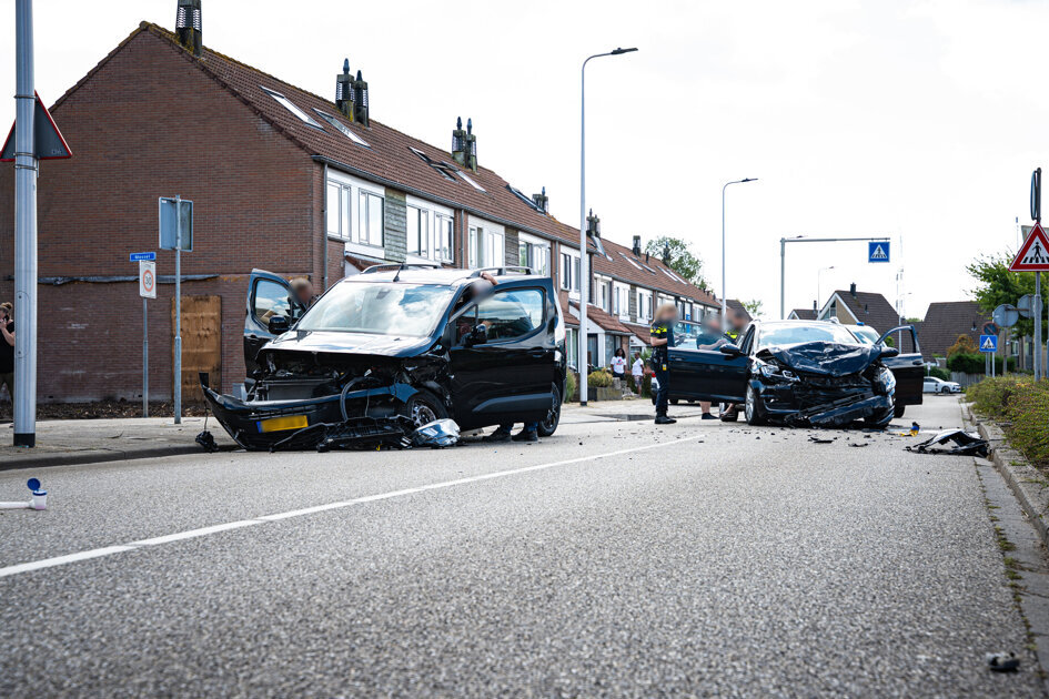 Omstanders verlenen eerste hulp na botsing op Vloedlijn