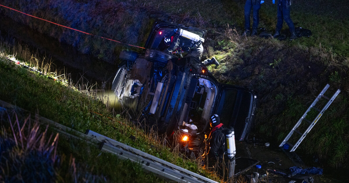 Zoekactie in weilanden na auto te water Garsdijk