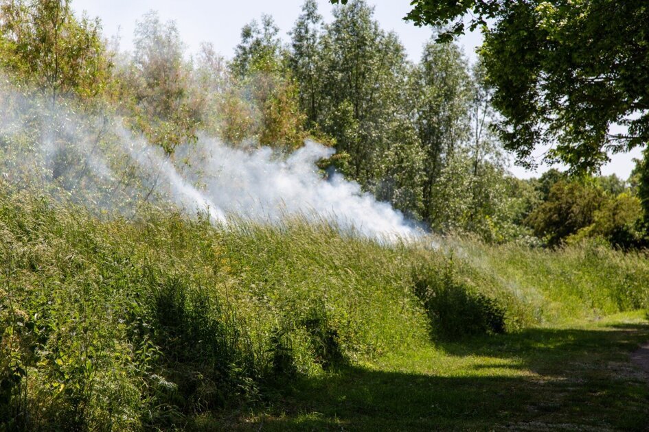 Brandweer blust meerdere kleine brandhaarden in Hellevoetsluis