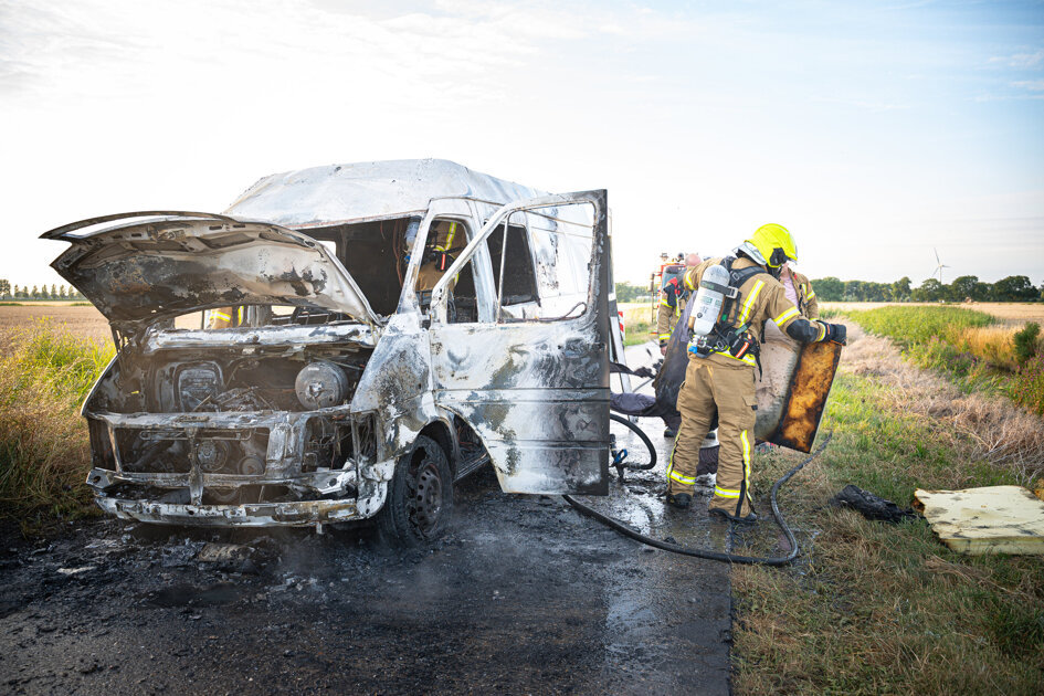 Bestelbus volledig uitgebrand in Zwartewaal