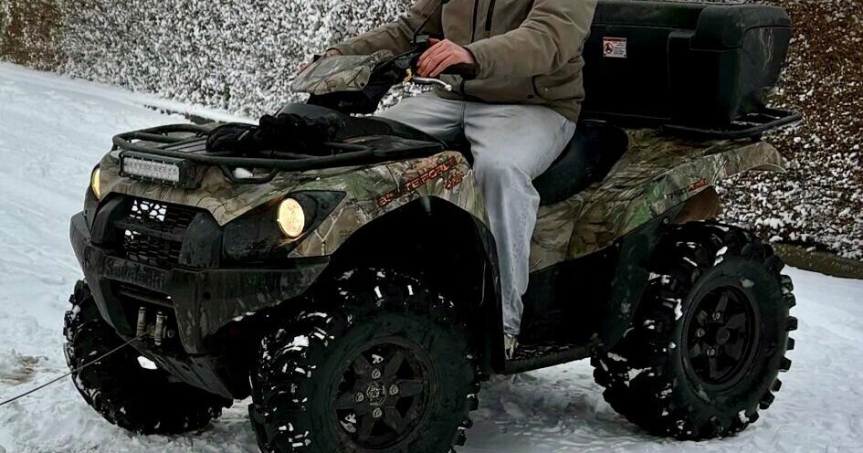 Snackbar in Zuidland bezorgt eten met quad: 'Een stuk veiliger dan de fiets'